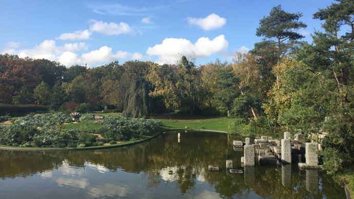 Miroir d’eau et la fontaine de Francois Stahly (à droite sur la photo). © Léna Hespel